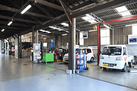 衣山自動車の整備工場