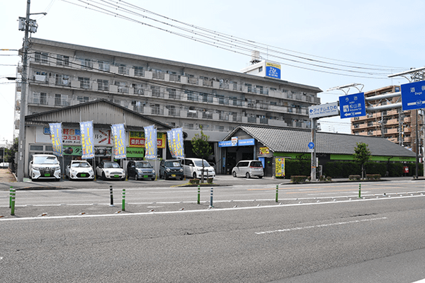 松山市中央にある衣山自動車の店舗外観